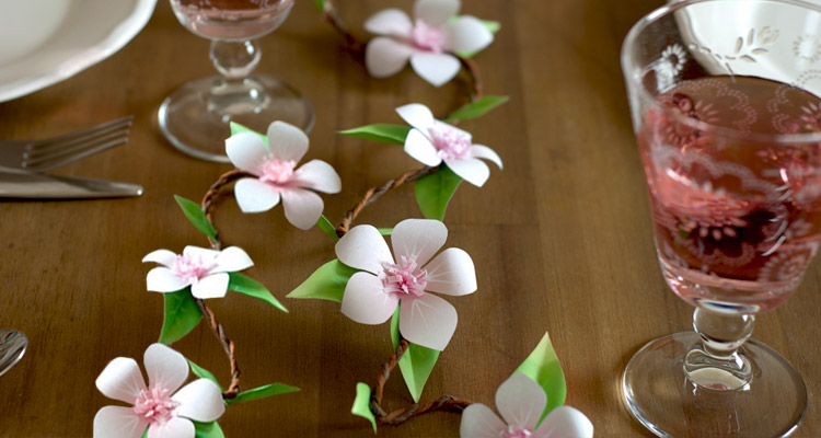 DIY Tischgirlande mit Ppaierblüten