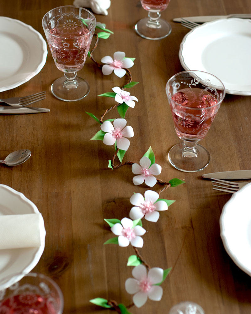 DIY Tischgirlande mit Ppaierblüten