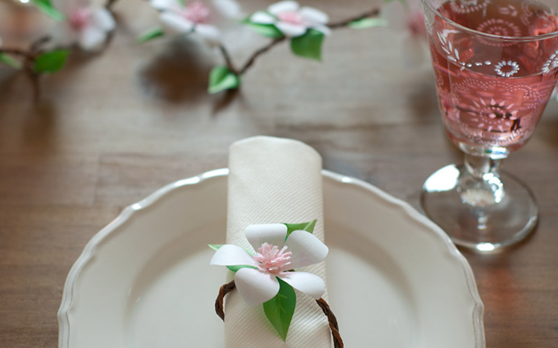 DIY Tischgirlande mit Ppaierblüten