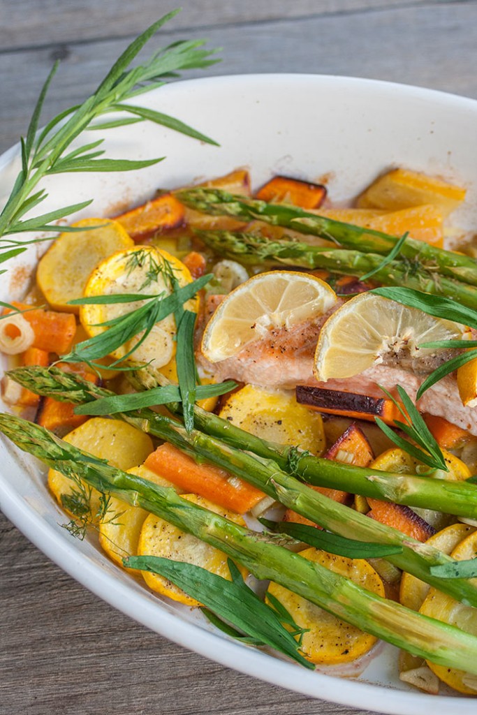 Im Ofen gegarter Lachs mit Gemüse