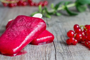 Johannisbeereis mit Minze