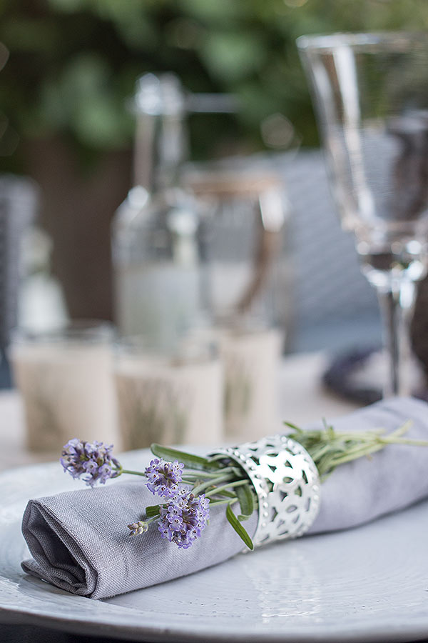 Servietten mit frischem Lavendel dekoriert