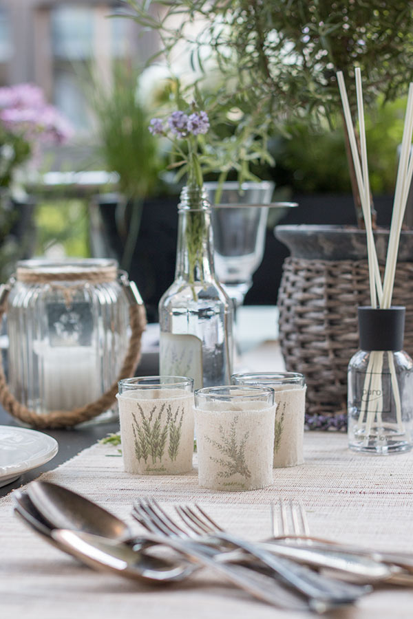 sommerliche Tischdeko mit Lavendel