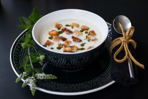 Gurkensuppe mit Minze und Croûtons