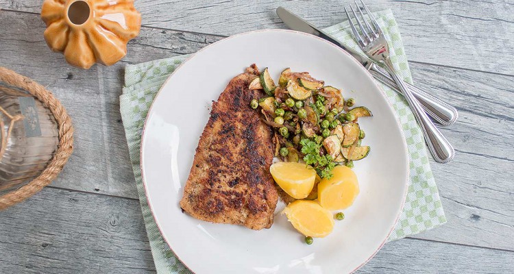 Kabeljau mit Zucchini-Erbsen-Gemüse und Kartoffeln