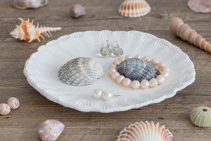 Muschelschale mit Schmuck bestückt