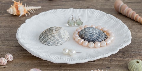 Muschelschale mit Schmuck bestückt