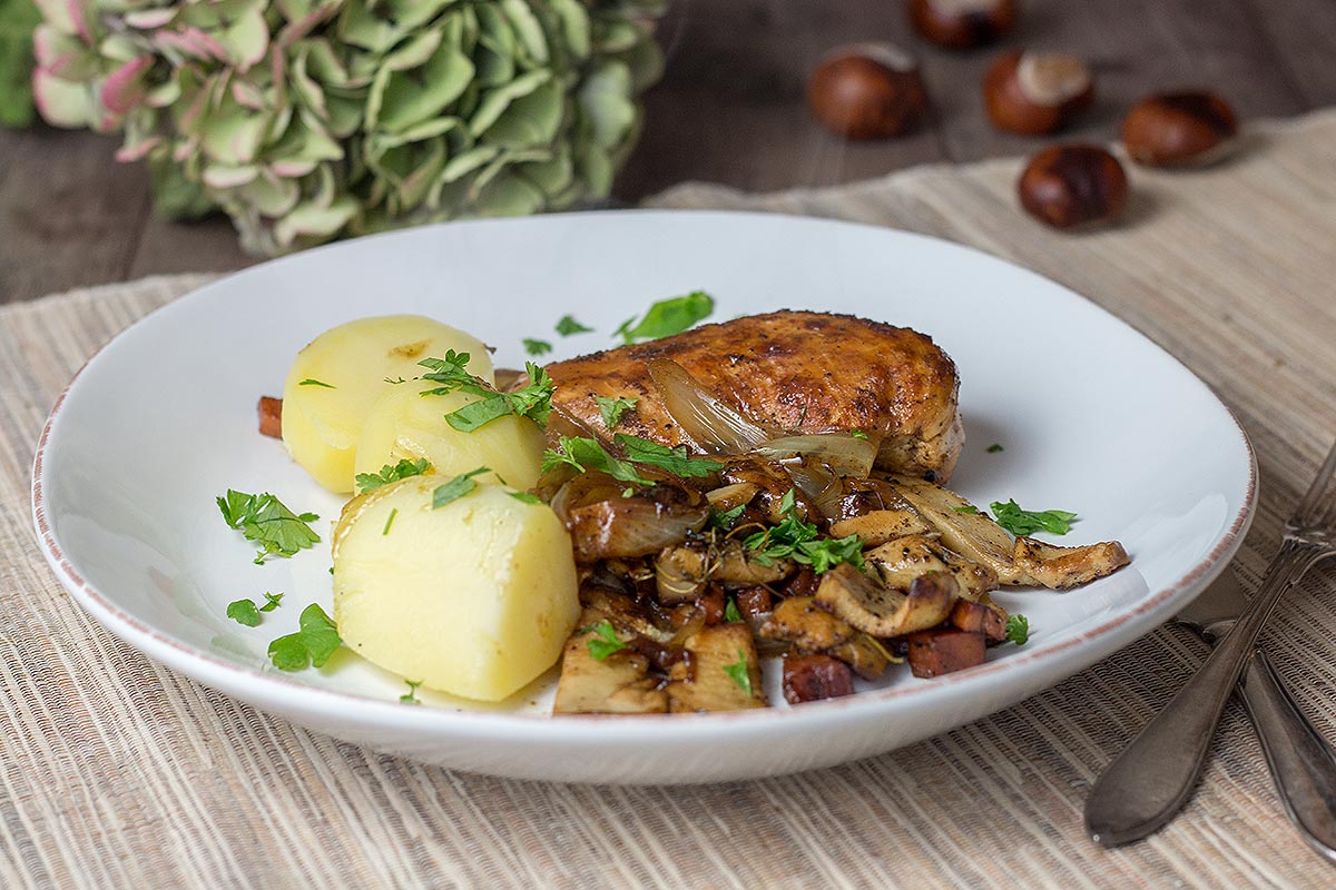 Hähnchenbrustfilet in Kräuterweißwein mit Steinpilzen