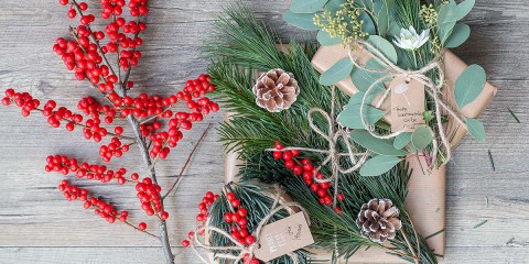 Weihnachtsgeschenke mit Naturmaterialien verpacken und dekorieren