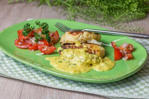 Blumenkohlbratlinge mit Currysauce und Tomatensalat