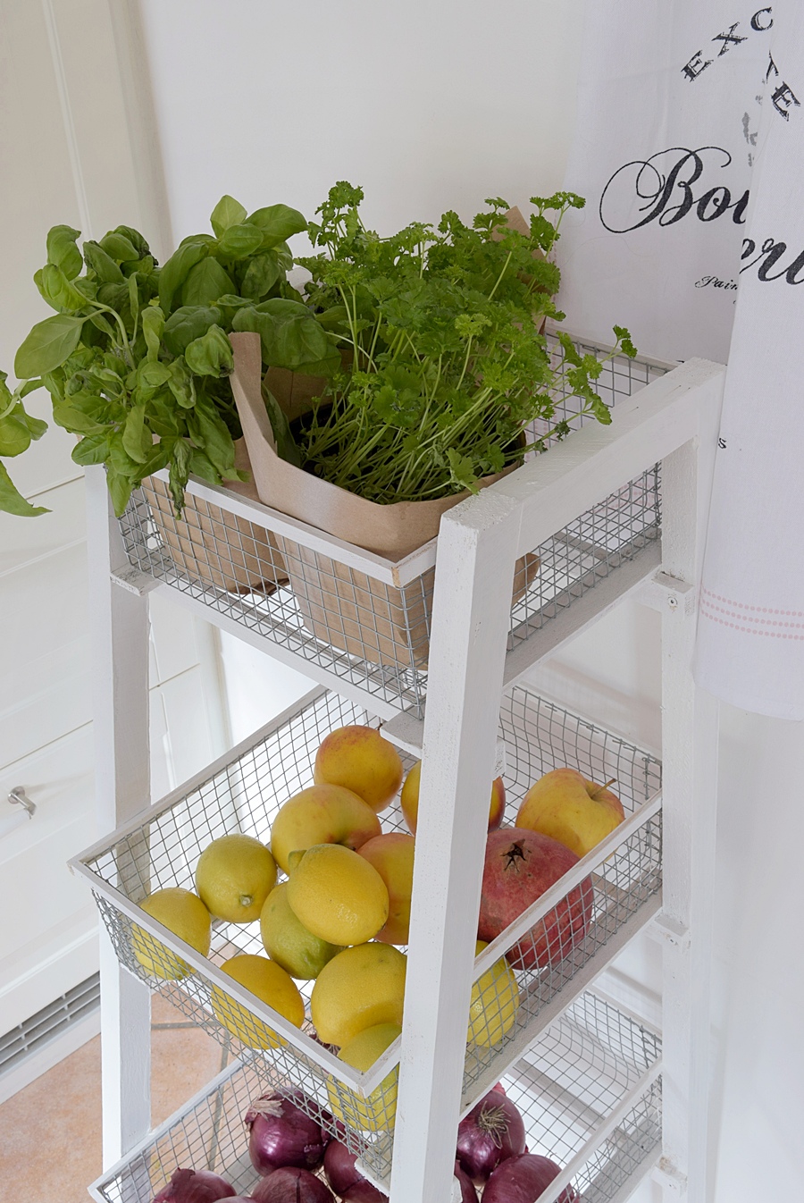 Deko- und Kuechenregal 8k