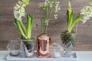 Frühlingsdeko mit Kupferelementen und Blumen