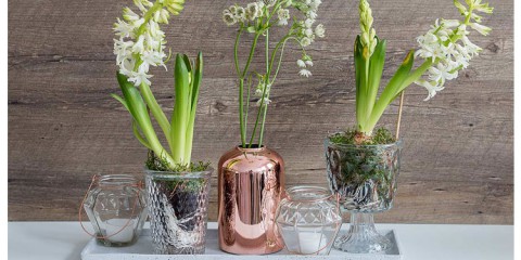 Frühlingsdeko mit Kupferelementen und Blumen