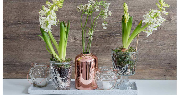 Frühlingsdeko mit Kupferelementen und Blumen