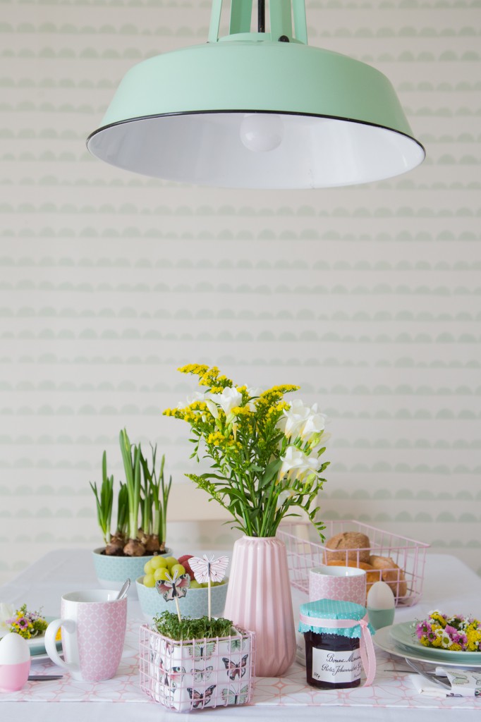 Pastelliger Frühstückstisch - mini Blumenkranz