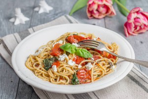 Pasta mit Kräuter-Knoblauch-Öl, Tomaten und Ziegenkäse