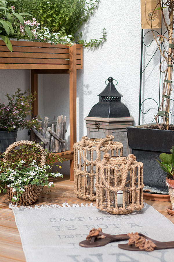 Balkondeko mit Windlichtern