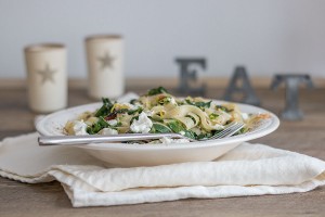Tagliatelle mit Mangold, Ziegenkäse und Pinienkernen