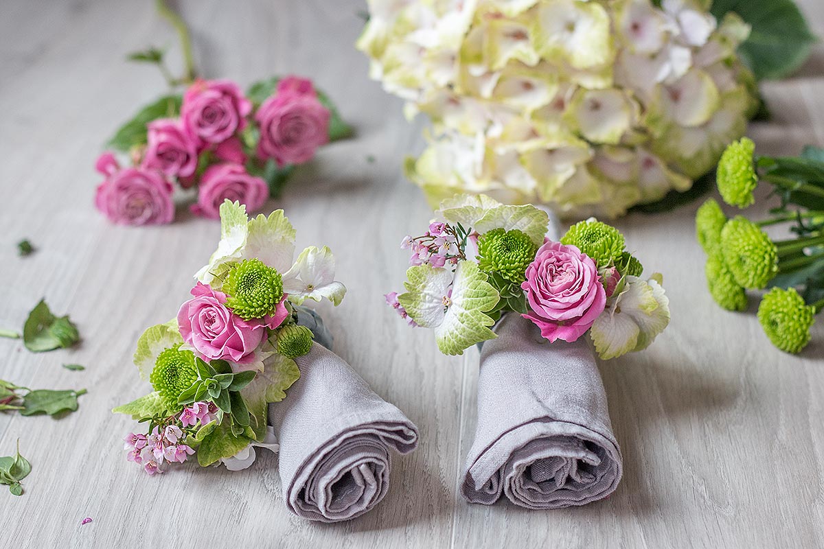 selbstgemachte Serviettenringe mit Blumen