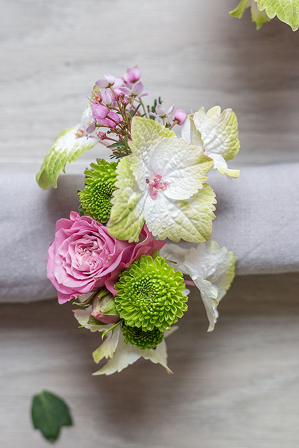 selbstgemachte Serviettenringe mit Blumen