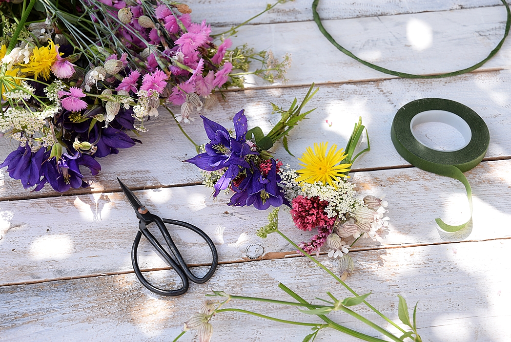 DIY-und-Dekoidee-sommerlicher-Blumenkranz-&-Tortenplatte 12k