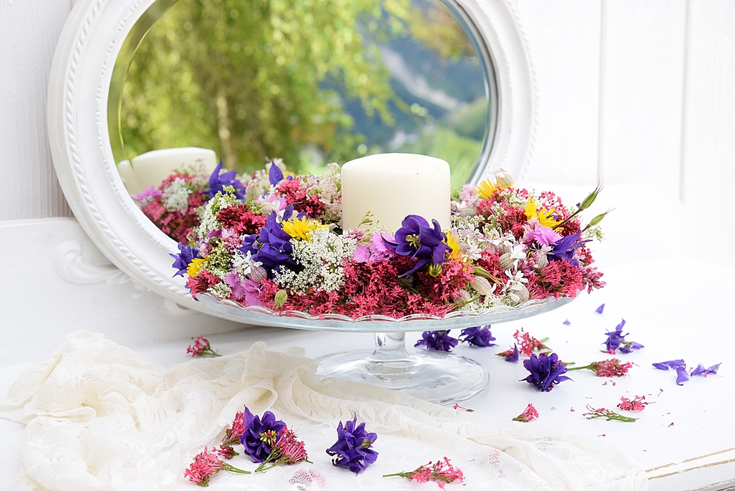 DIY-und-Dekoidee-sommerlicher-Blumenkranz-&-Tortenplatte 18k