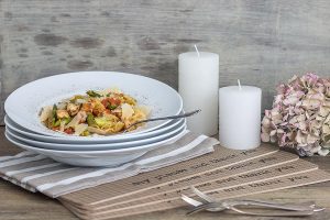 Farfalle mit Hühnchen und grünem Spargel