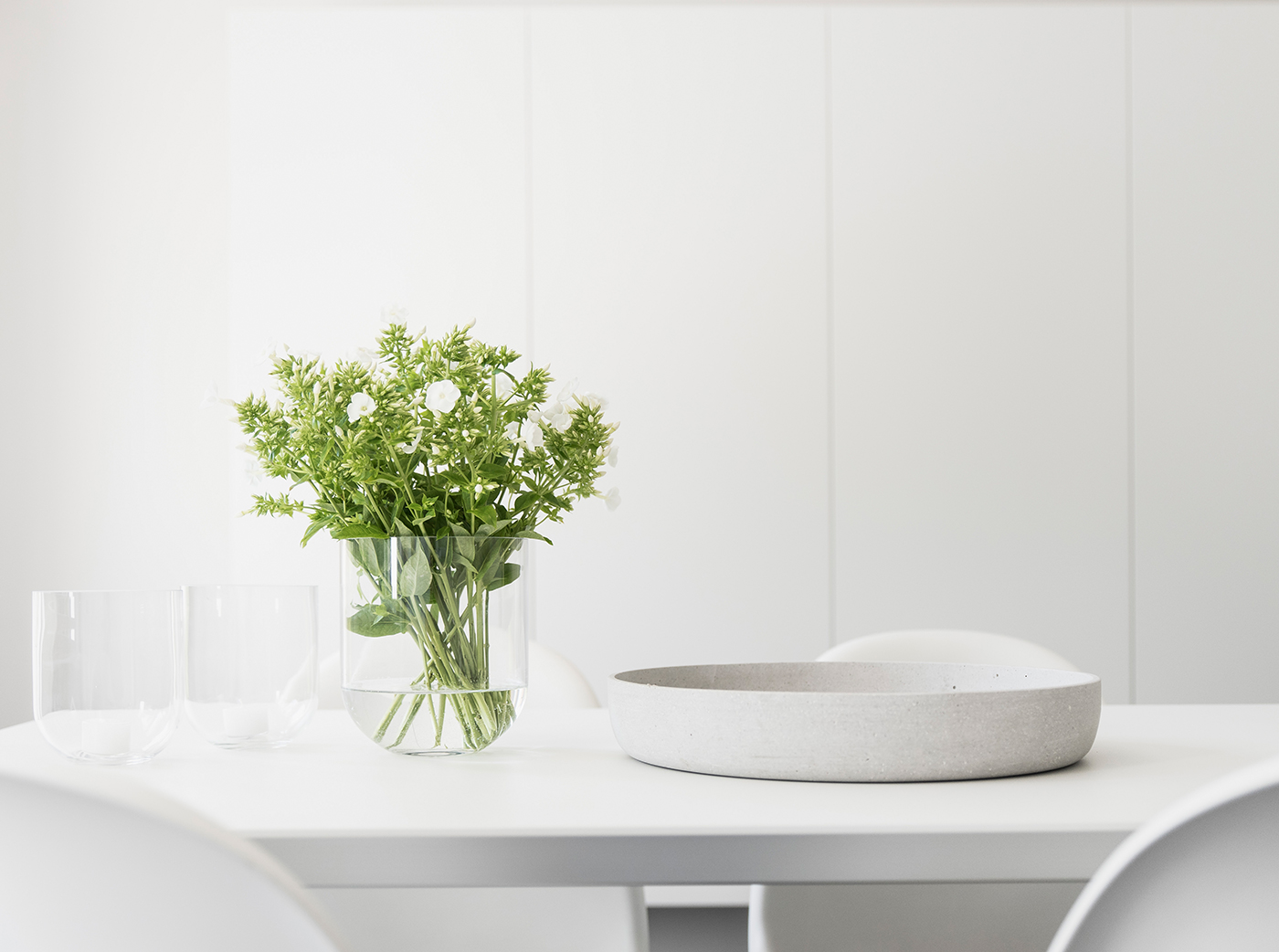 Eine Dekoschale aus Beton mit Kerzen.