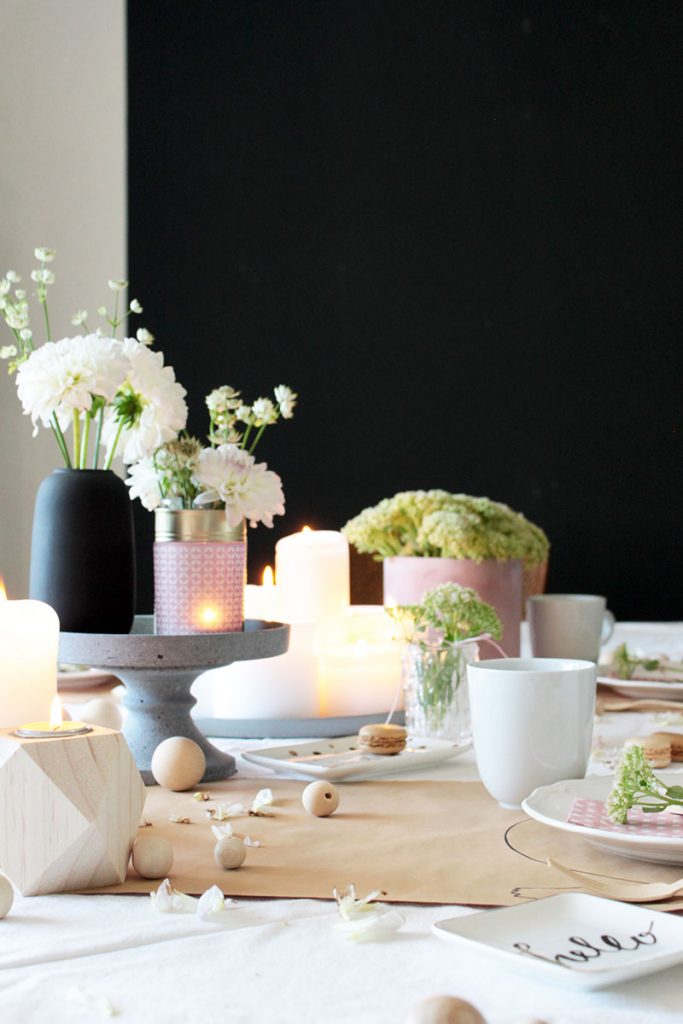 Herbsttischdeko-in-Rosa-und-Beton