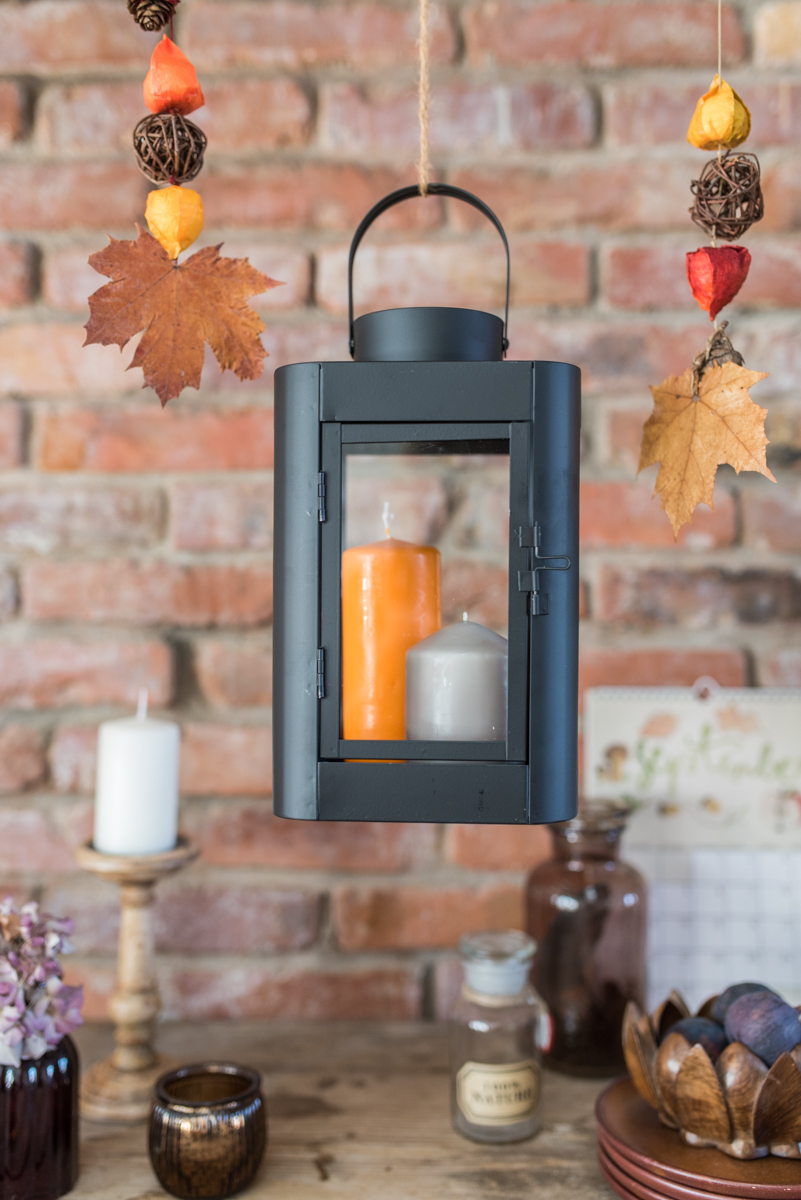 Selbst gebaute Hängelampe aus einem Ast mit Laternen von DEPOT als Deko für den Herbst