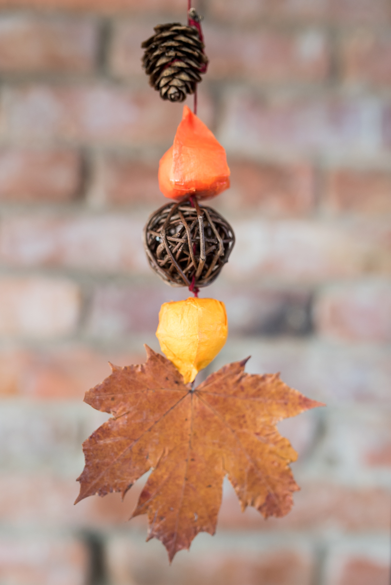 DIY Deko Girlande für den Herbst mit Blättern und Lampionblumen