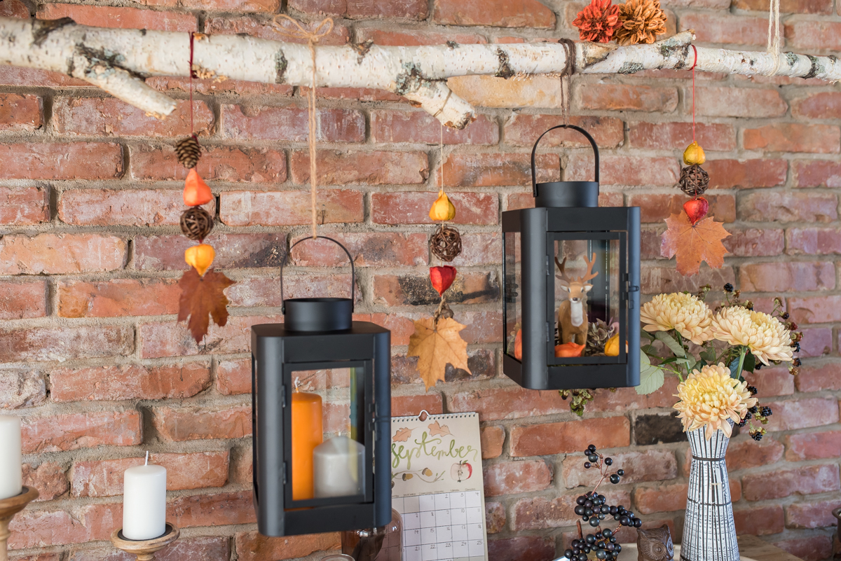 Herbstliche Dekoideen für eine selbst gebaute Hängelampe aus einem Ast mit Laternen von DEPOT