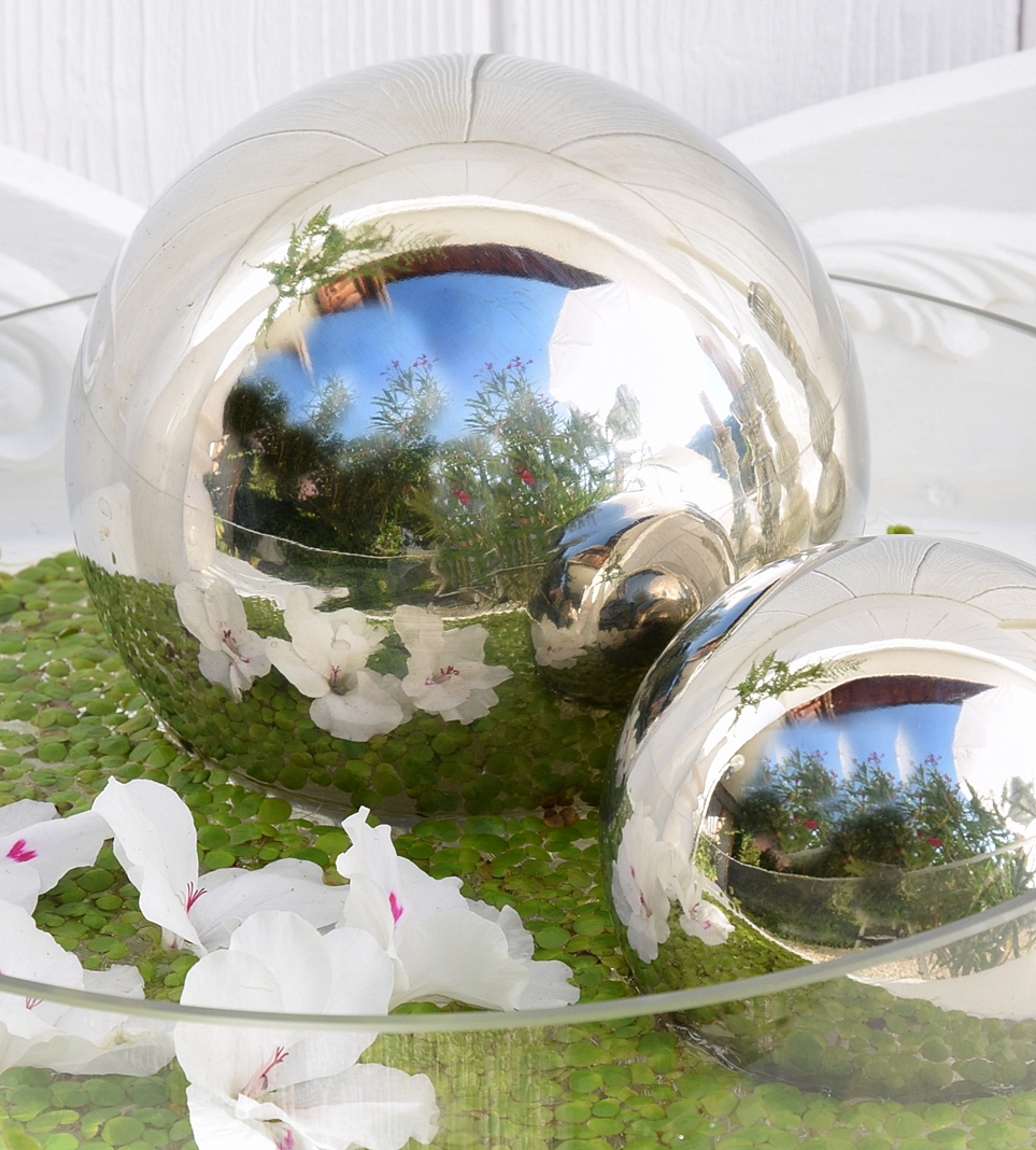 dekoidee-metallkugeln-in-schwimmschale-dekoriert-mit-pflanzen-12k