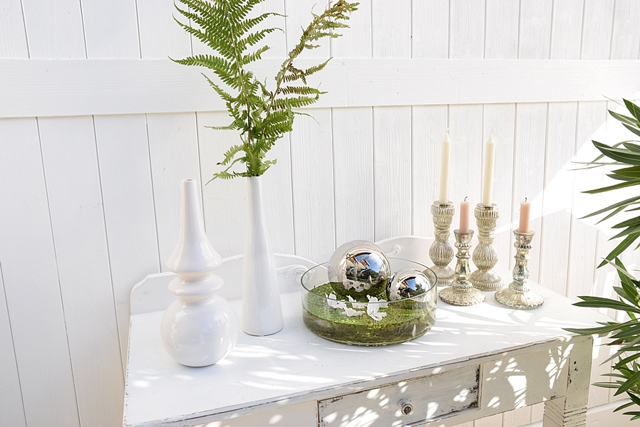 dekoidee-metallkugeln-in-schwimmschale-dekoriert-mit-pflanzen-2k