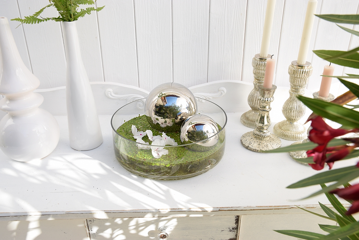 dekoidee-metallkugeln-in-schwimmschale-dekoriert-mit-pflanzen-3k