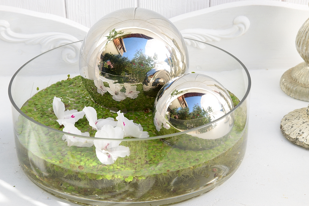 dekoidee-metallkugeln-in-schwimmschale-dekoriert-mit-pflanzen-4k