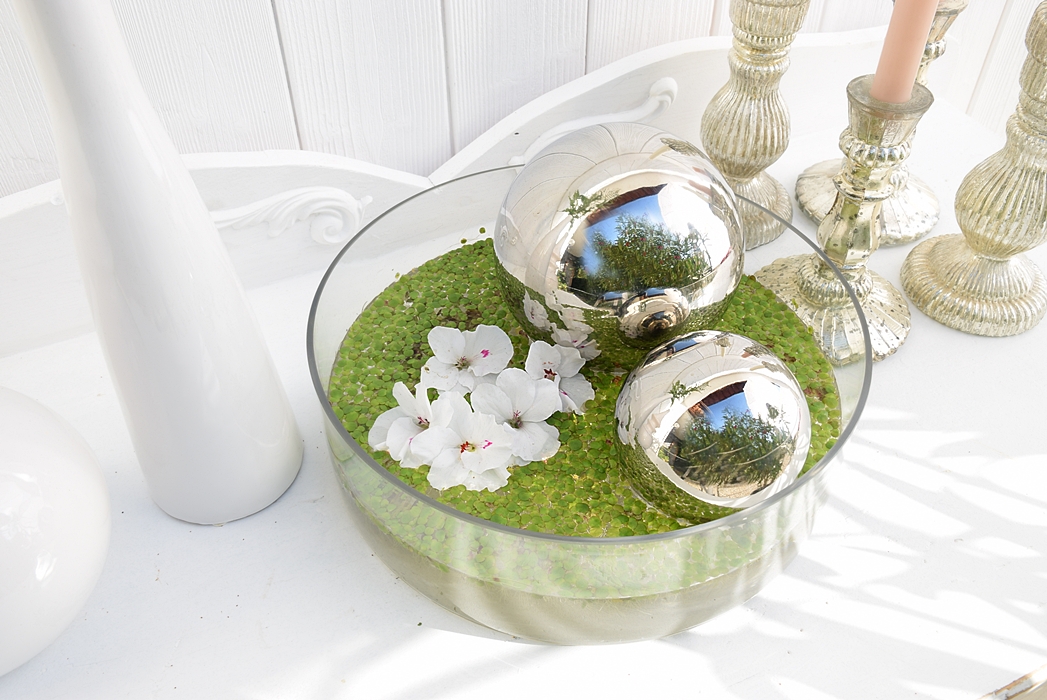 dekoidee-metallkugeln-in-schwimmschale-dekoriert-mit-pflanzen-8k