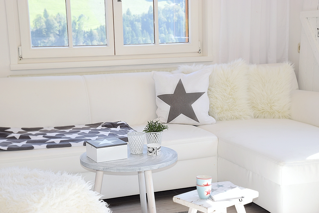 dekotrend-sterne-auf-kissen-plaids-und-co-6k