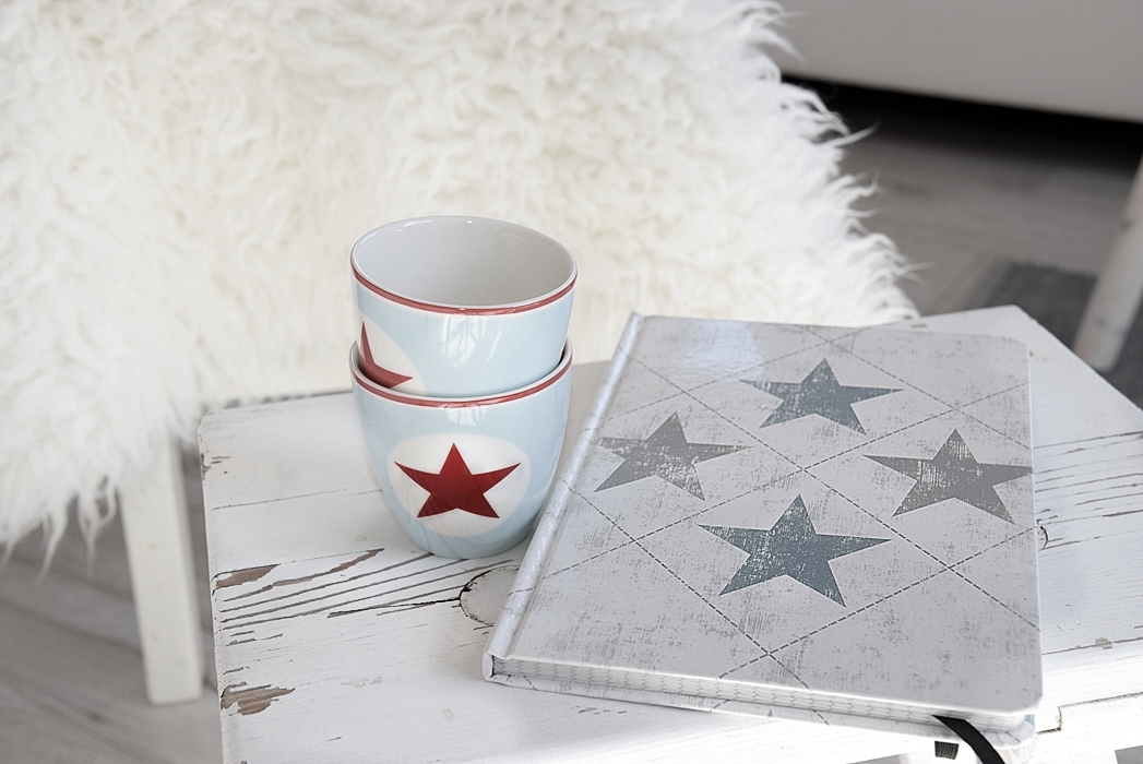 dekotrend-sterne-auf-kissen-plaids-und-co-8k