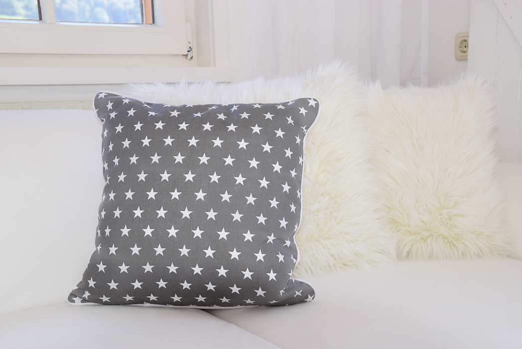 dekotrend-sterne-auf-kissen-plaids-und-co-9k