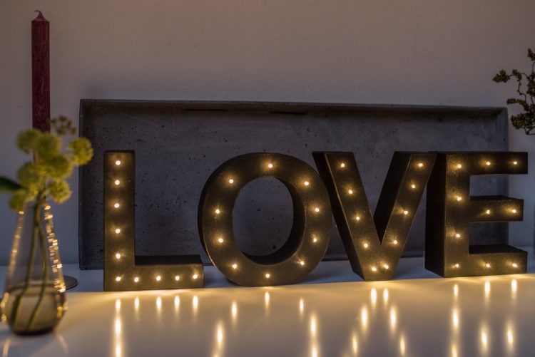 Dekoideen mit DIY Leuchtbuchstaben aus Pappkarton 