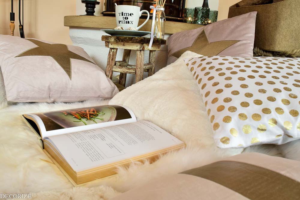 gemütliche-kaminstunde-mit-weihnachtskissen