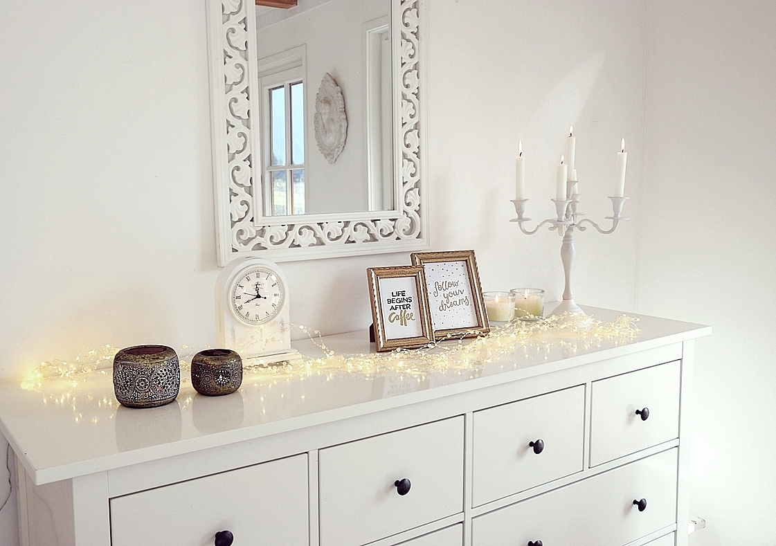 trendige-deko-in-gold-und-weiss-1kv