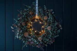 weihnachtlicher Türkranz mit Eukalyptus