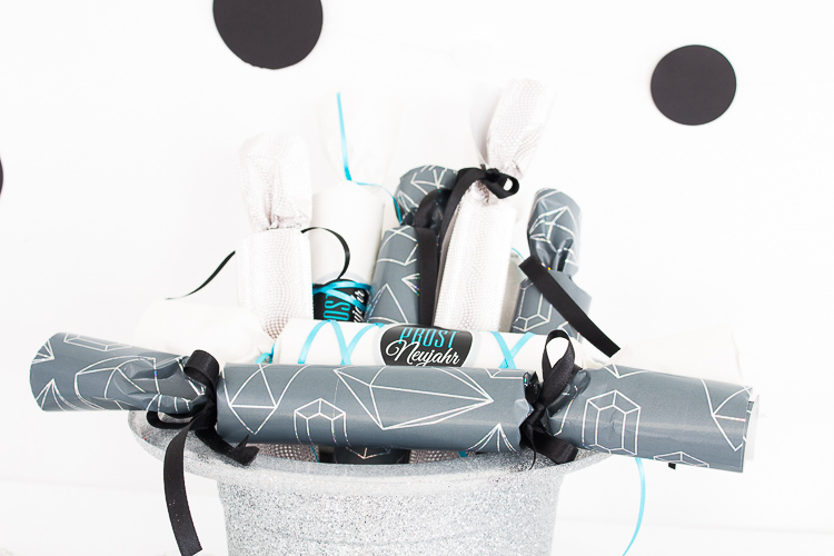 prost-neujahr-diy-knallbonbon-aus-geschenkpapier-2-von-6