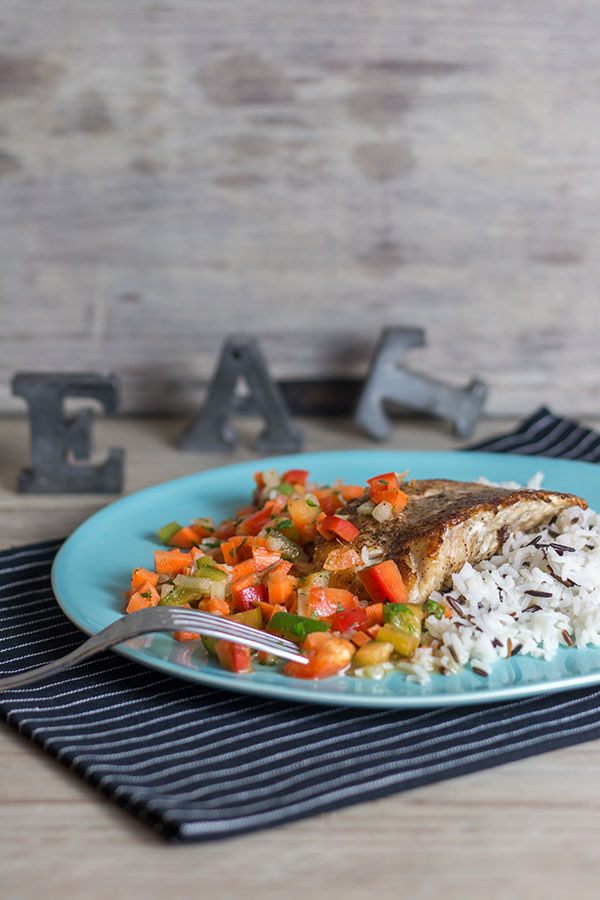 Kabeljaufilet mit Karotten-Paprika-Salsa und Wildreis
