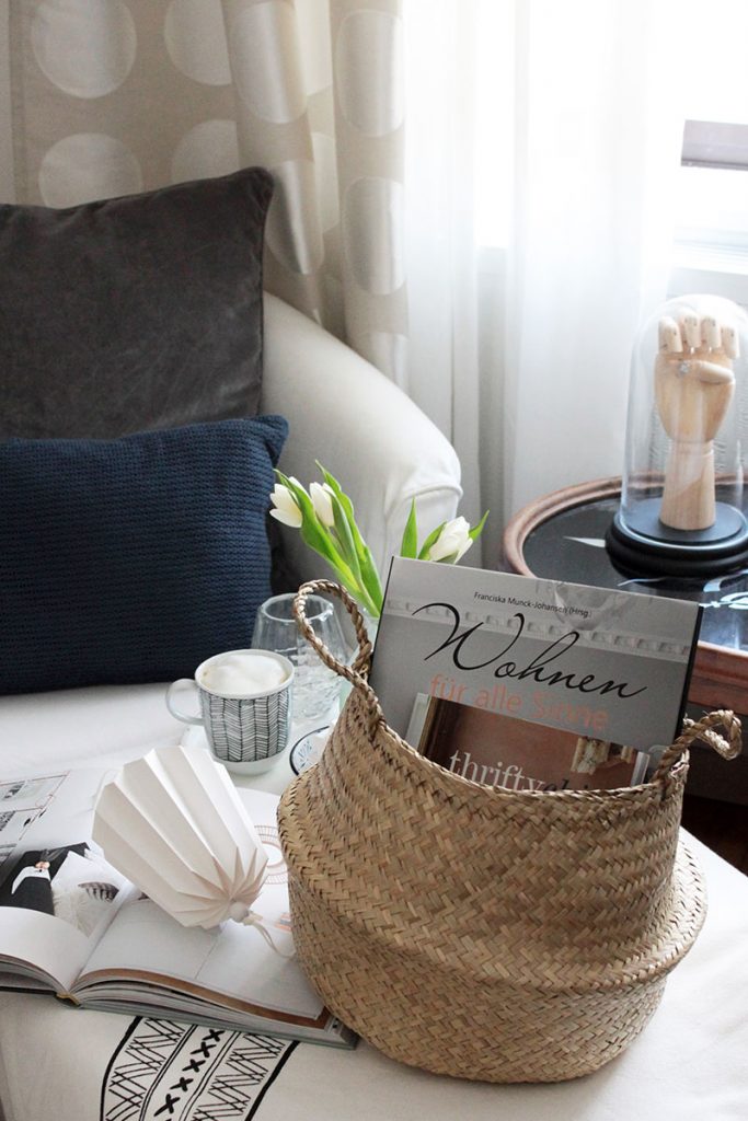 gemütliches-Schlafzimmer-mit-Körben-aus-Seegras