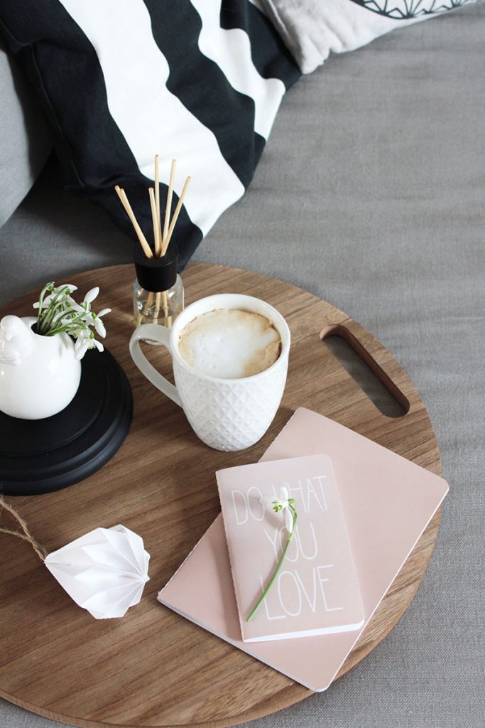 Gemütlicher-Kaffee-auf-der-Couch-dank-Tablett