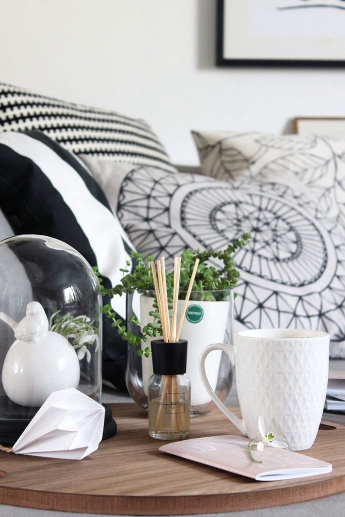 Korbdeckel-als-Tablett-für-die-Couch