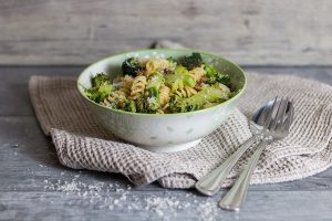 Fusilli mit Brokkoli, Pinienkernen, Sultaninen und Chili